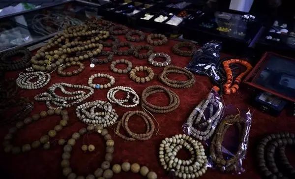 探索文玩鬼市场,老玩家看文玩鬼市