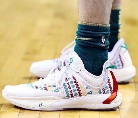 圣诞大战湖人上脚球鞋,圣诞大战詹姆斯盖帽塔图姆