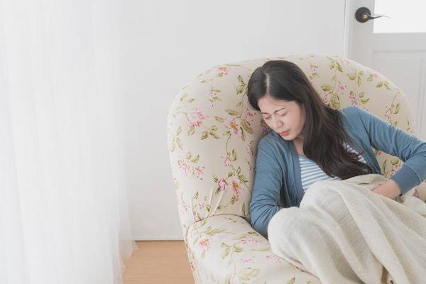 月经血暗红与鲜红的区别,月经血颜色与子宫着床颜色区别