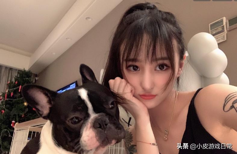 小狗偷偷送女友礼物，奥咪咪感动大哭，直言这个礼物比包都有意义