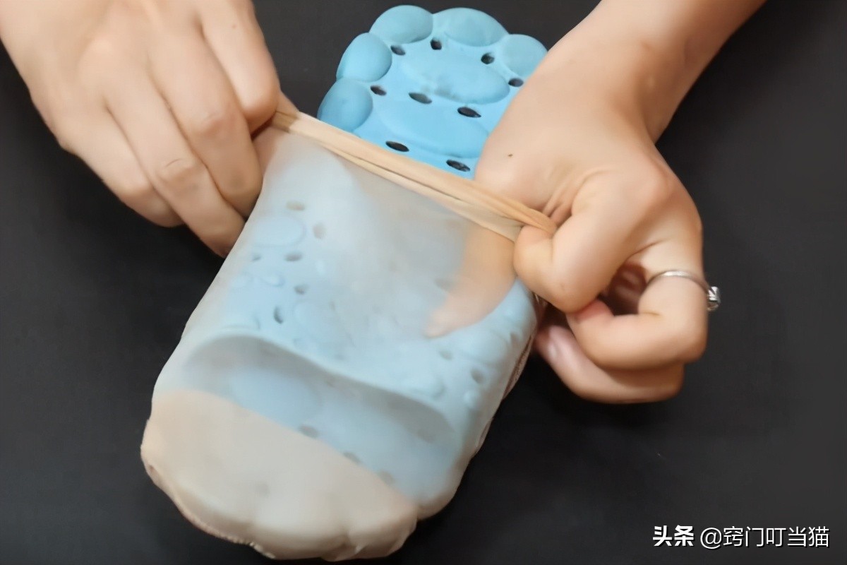 旧袜子改造拖鞋妙招,把旧袜子套在鞋子上