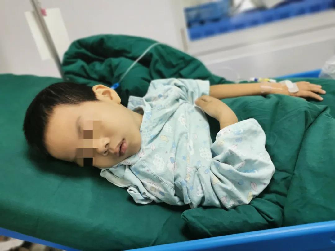 心疼5岁患癌男童,心疼10岁男孩与患癌父亲泪别