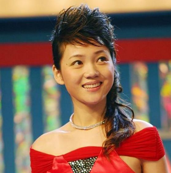 安徽台一姐周群台下好嚣张,安徽台一姐周群艺术照