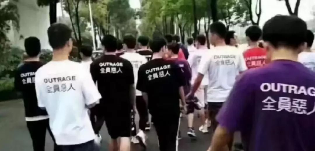 商场丑的衣服都谁买了,商场衣服那么贵都卖给谁了