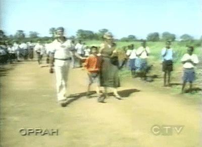 用零花钱给非洲挖了1000多口井，只因孩子眼泪，是那里最干净的水