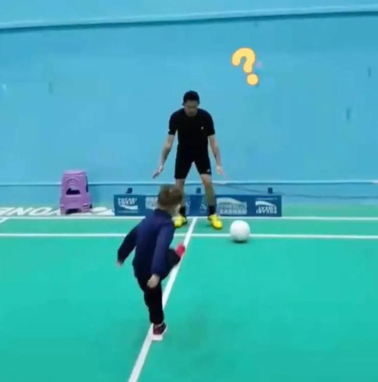 林丹爱子小羽和傅海峰照片,林丹和王小羽打羽毛球的视频