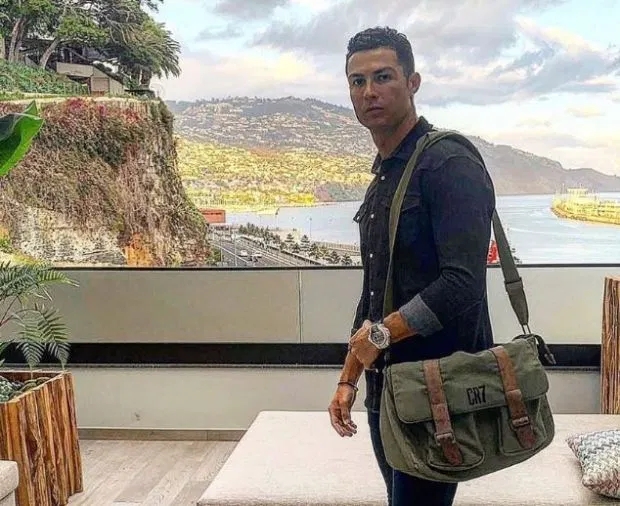 c罗从贫民窟到亿万豪宅,c罗年入1.25亿美元多少人民币