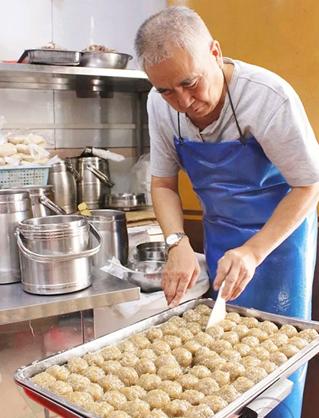 这家芋圆传承三代人的美味与记忆，店面不大，经常排队