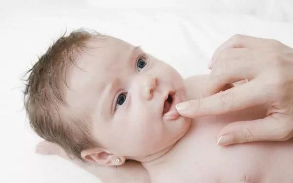 三个月宝宝便血原是虚惊一场,二月龄宝宝便血