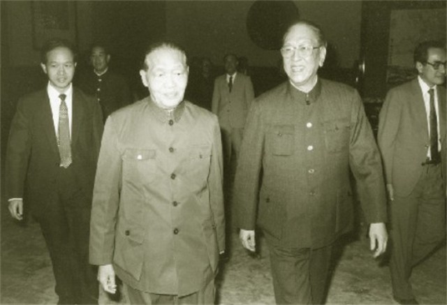 *世友许**听闻军中来了位高手，欲切磋武功，*飚耿**：你不是我的对手