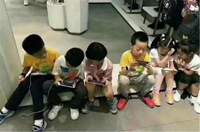 孩子痴迷手机管不听怎么办？试试这3招代替打骂，父母值得借鉴