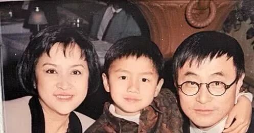 谢霆锋父亲谢贤对王菲态度,张柏芝谢霆锋谢贤的精彩故事