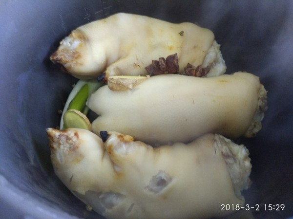 炖猪蹄时做到三不放,炖猪蹄要切不