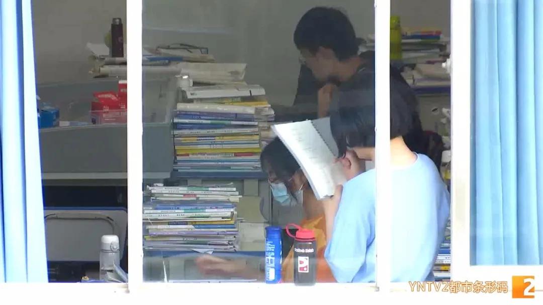 有最严厉的眼神，操最碎的心，她的这*鹰双**眼，是学生最怕的戒尺，也是最难忘的爱