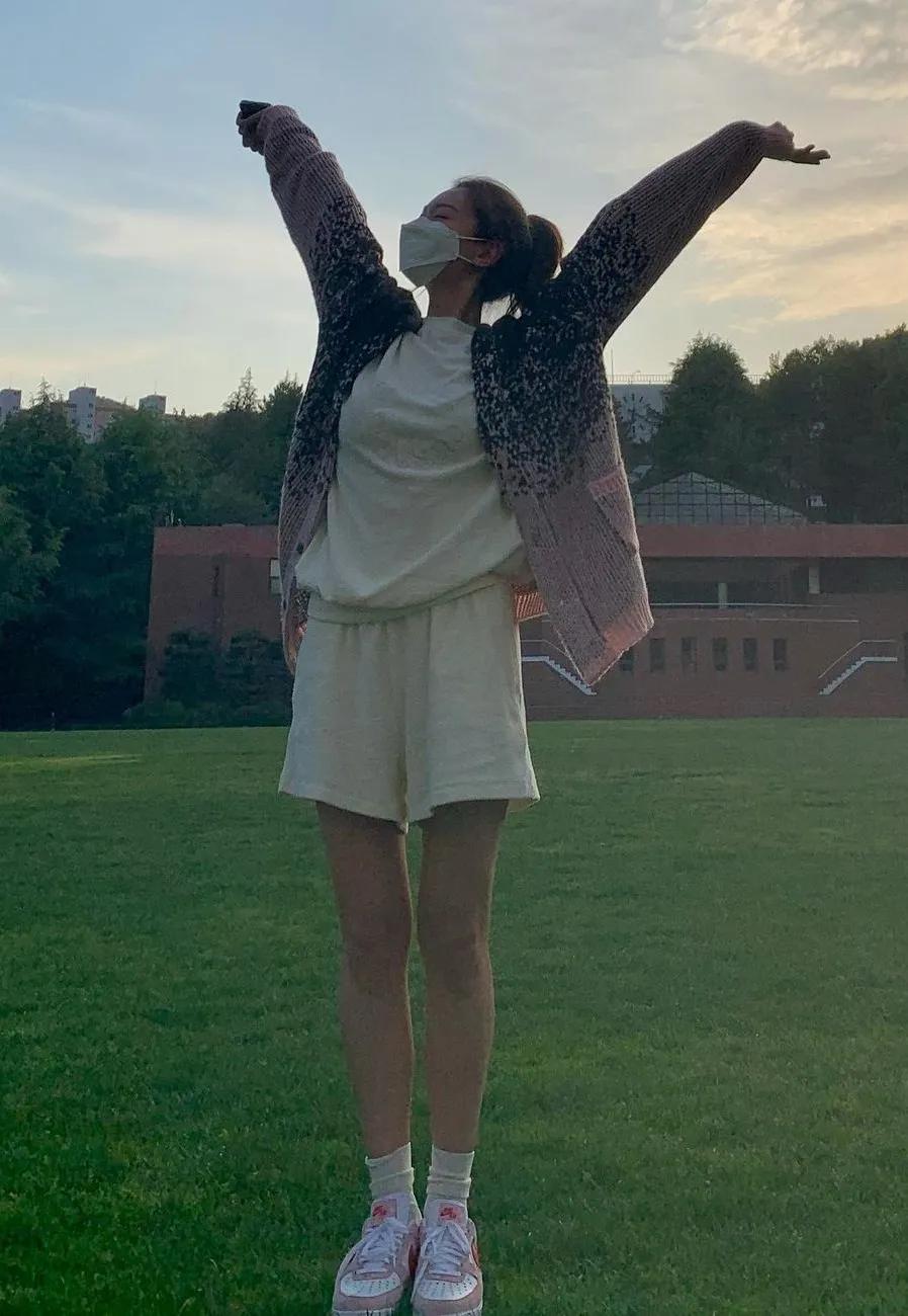 这个被嘲矮的超模火了！一脸硬伤，为啥还被Dior、Prada抢着宠？