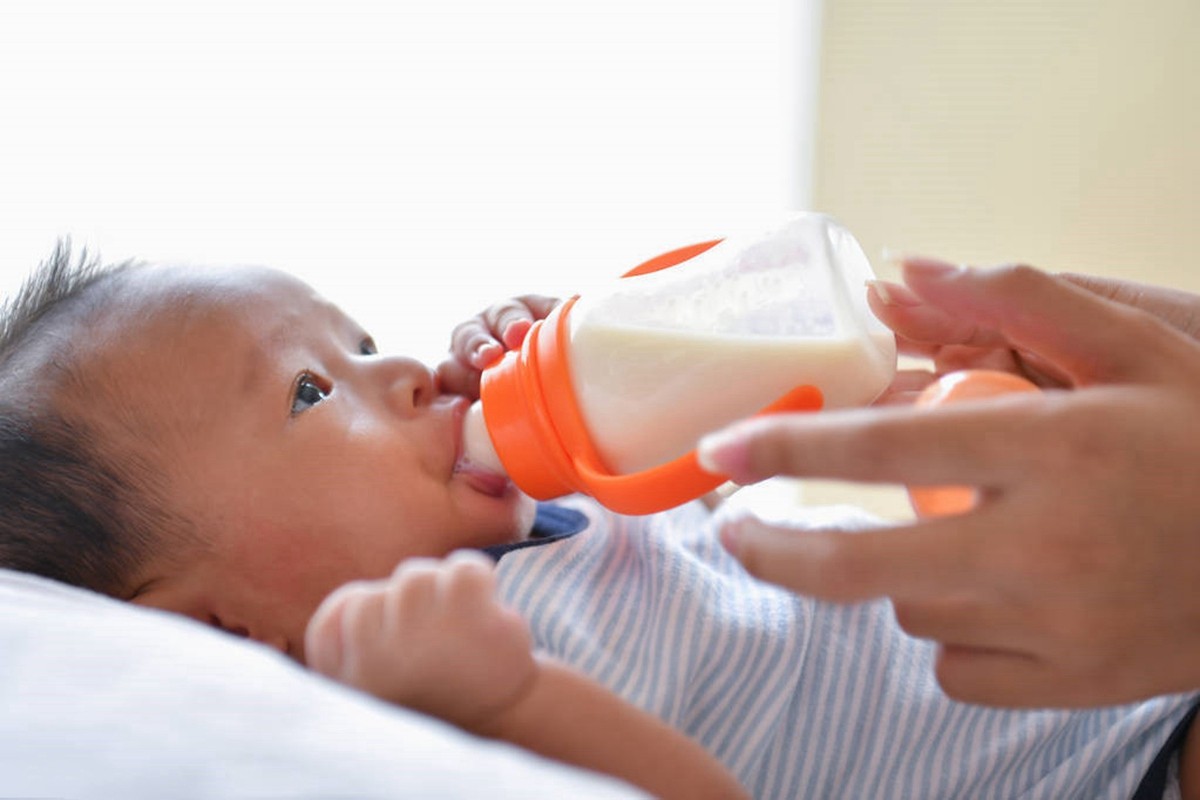 新生儿奶量多会给胃吃大吗,新生儿每天喝奶量对照表