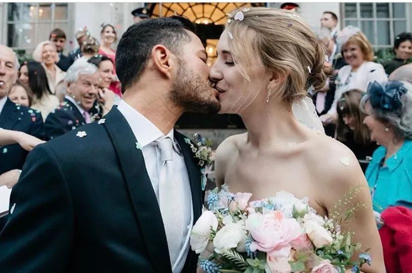 一对男女互换性别，一见钟情后生儿育女：有爱，性别有什么关系？