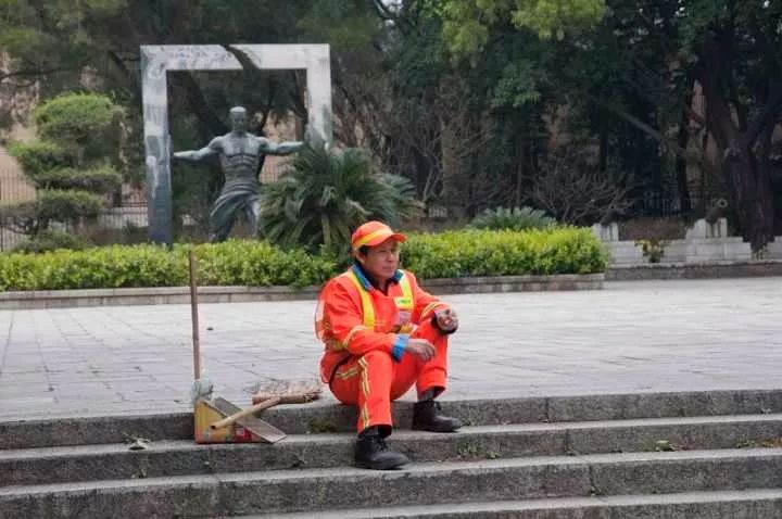 环卫工为什么又辛苦工资又低,环卫工人很辛苦为何工资却很低