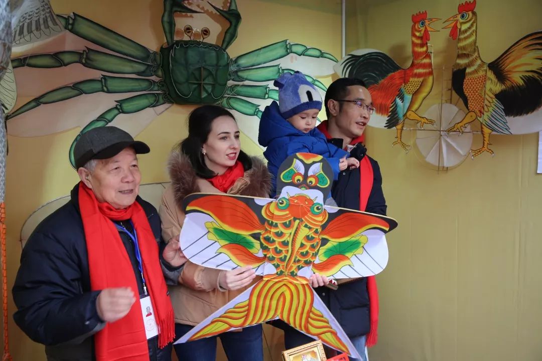 哈萨克斯坦美女爱上中国小伙,在恋爱中抓住跨国商机,他们赚大了