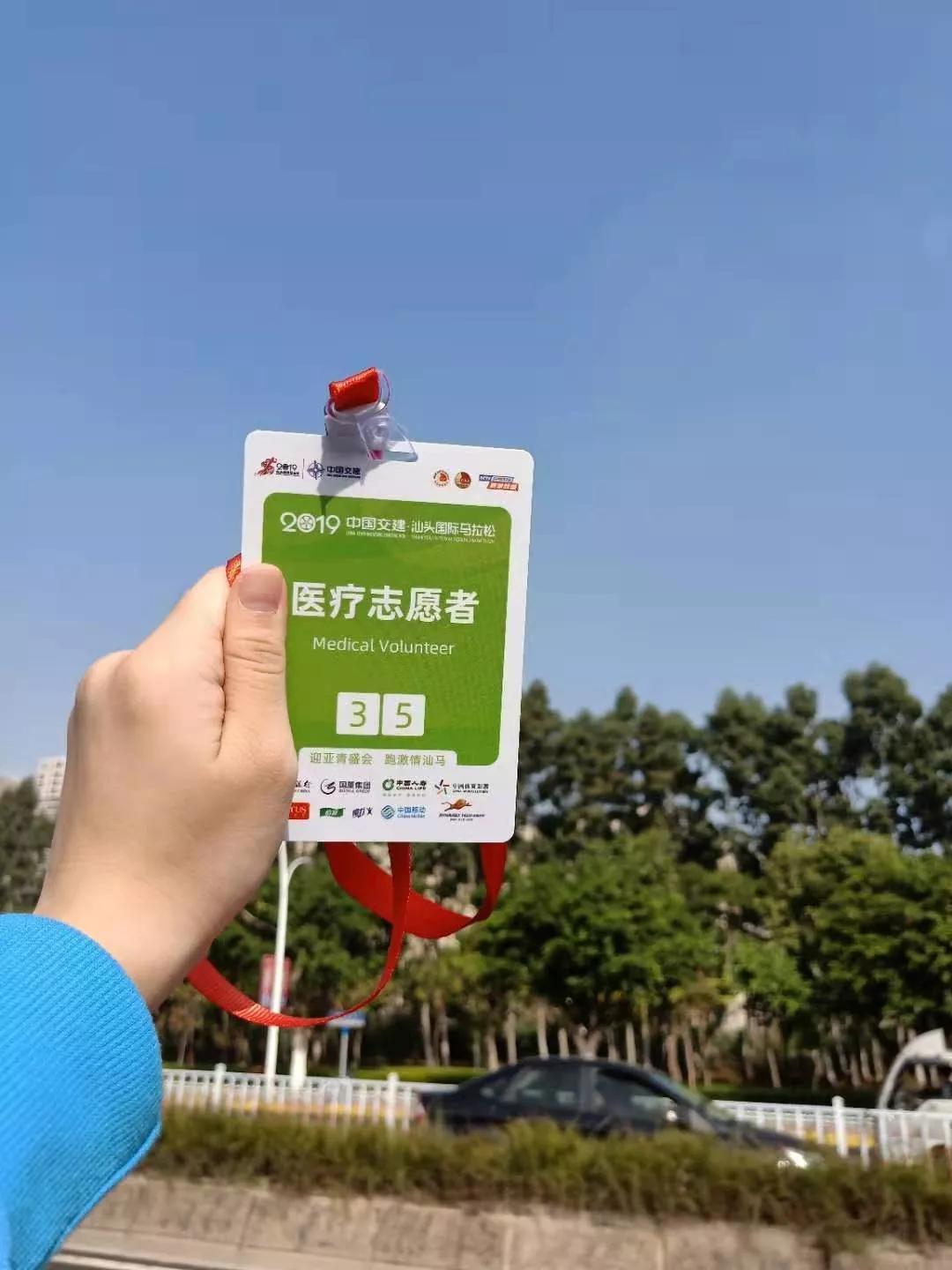 在街头当志愿者,凌晨四点出门当志愿者