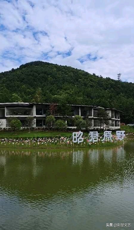 武汉老知青″探访无夏之都″湖北兴山县原野小镇