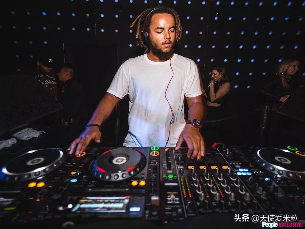 57岁阿汤哥比24岁黑人养子年轻太多！星二代是光环还是诅咒？