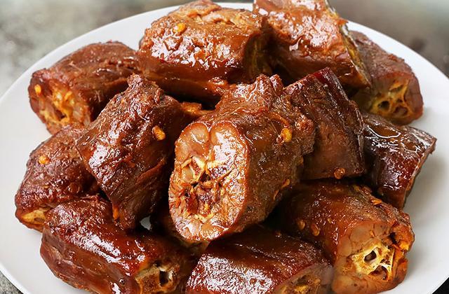 绝味鸭脖20斤卤水要加多少鸡精,绝味鸭脖卤水里面要加火锅底料吗