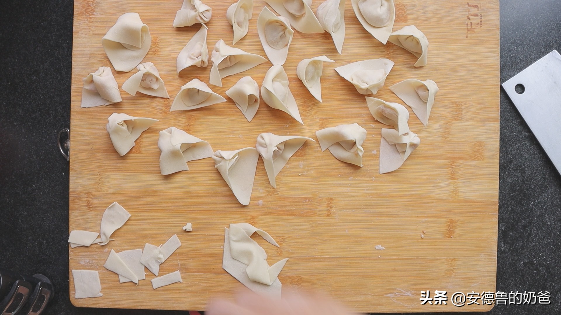 奶爸在家带着娃做馄饨现包现煮真材实料小朋友吃了一大碗