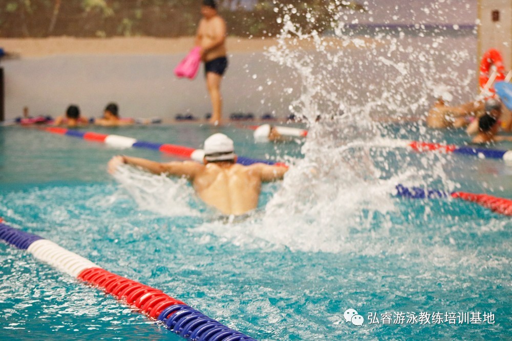 怕耳朵进水怎么学习游泳,怎么克服游泳时耳朵进水的恐惧