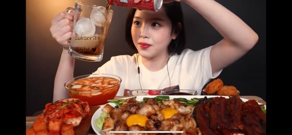 靠吃饭月入数十万元，为什么“吃播经济”越来越火？