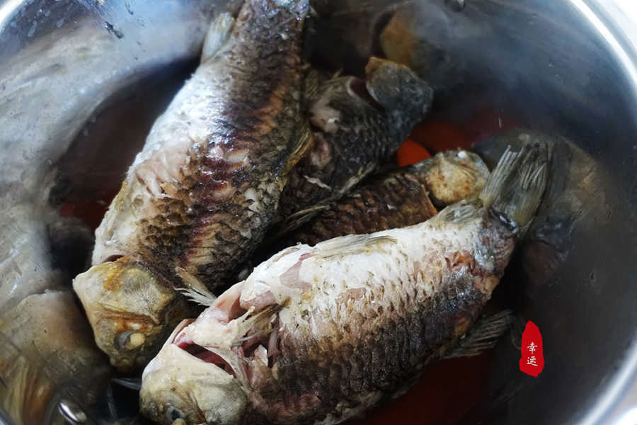 从高压锅中取出完整的酥鱼，真是不容易，它浑身酥软烂要轻拿轻放