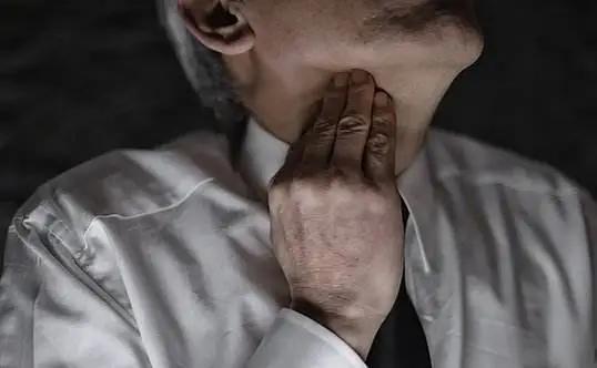 放疗时口腔黏膜出现白膜、破溃等情况,这样处理会更好