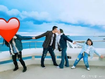 父母秀恩爱对子女的好处,父母特别秀恩爱的方式