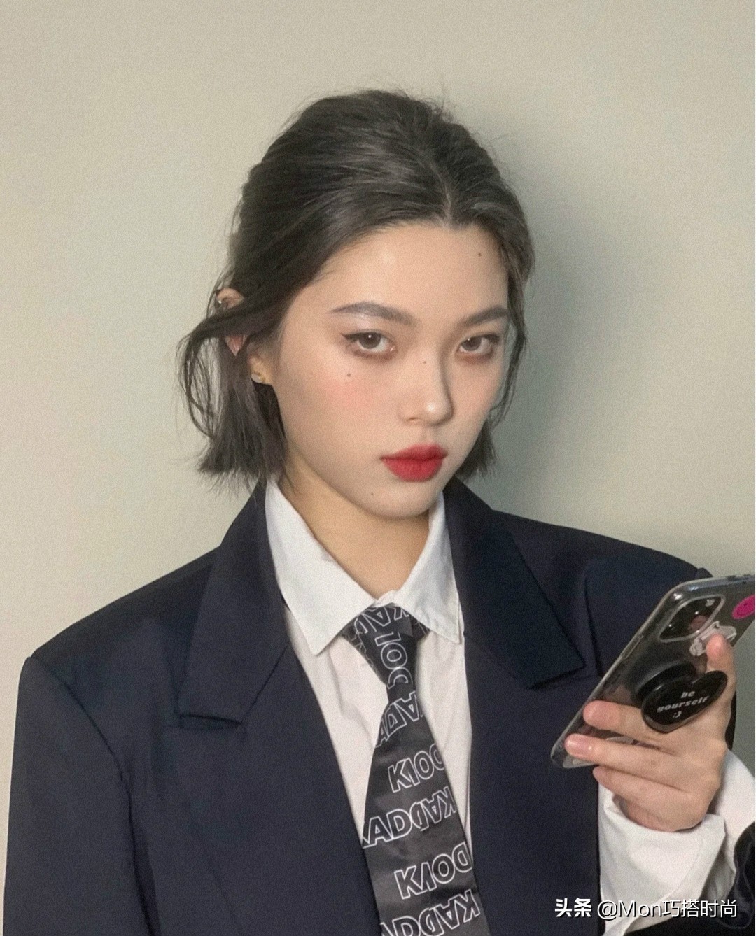 夏天中短发扎发显脸小的教程,夏天短发发型女怎么扎好看