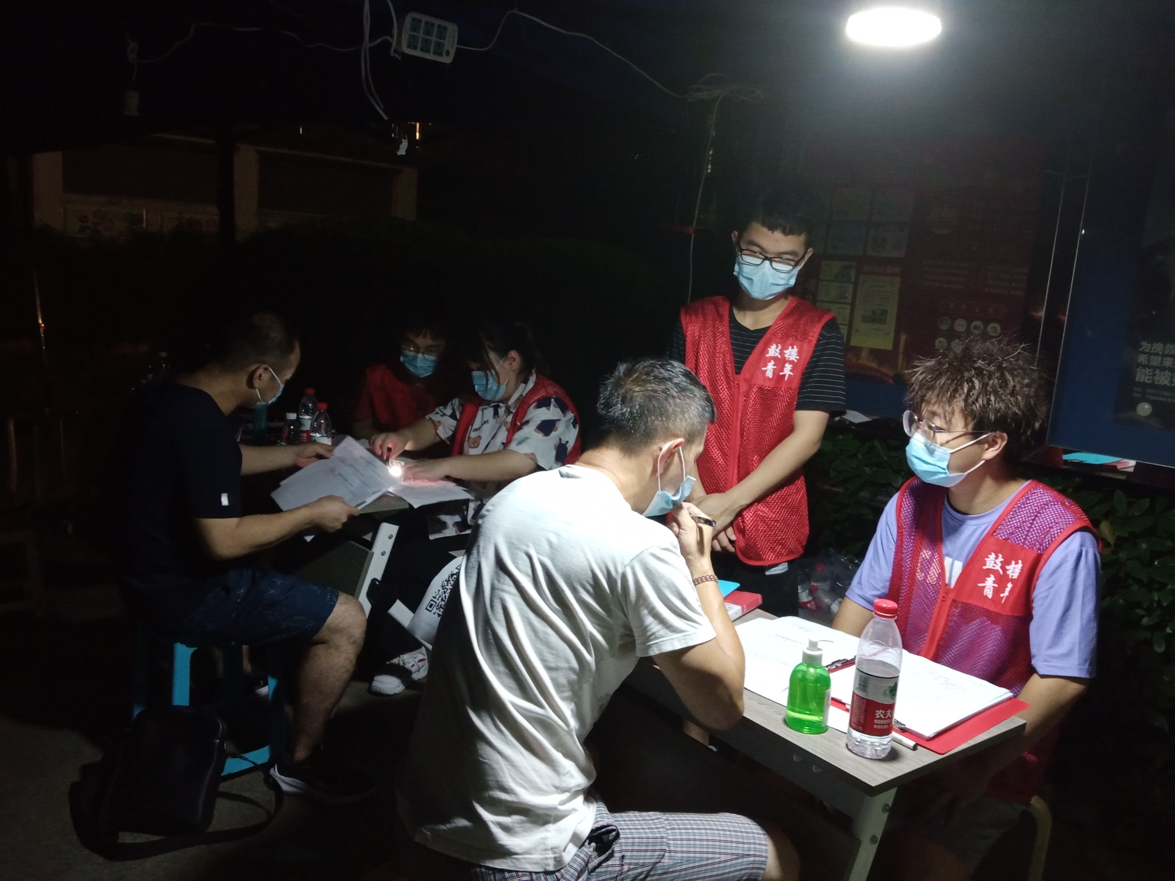 区街新闻|70多幅照片记录世茂滨江社区辖内志愿者,南京感谢你们