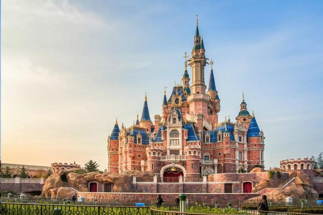 迪士尼乐园:香港向左,上海向右