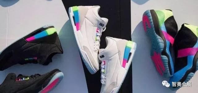 巴黎埃菲尔铁塔脚下,在埃菲尔铁塔上俯瞰是什么感觉