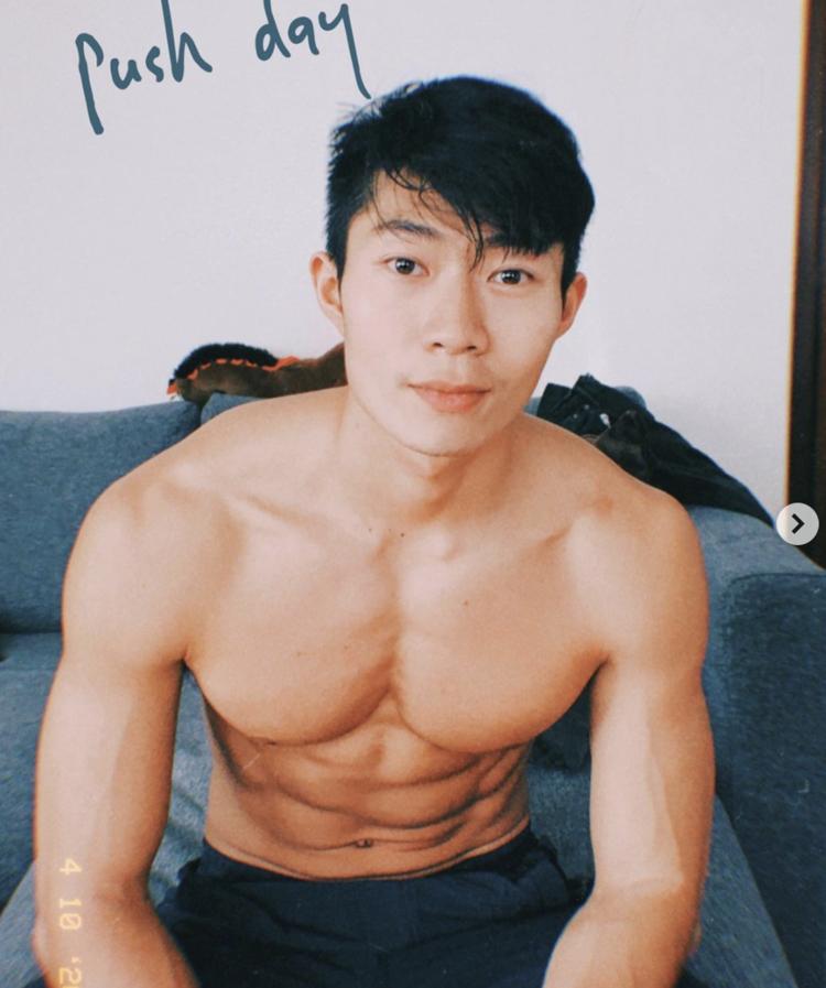 4招自己解决寒背〡健身教练Zelos：寒背因为胸肌绷紧而背部乏力