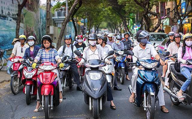 越南街头吸引女游客,与越南一河之隔的边界