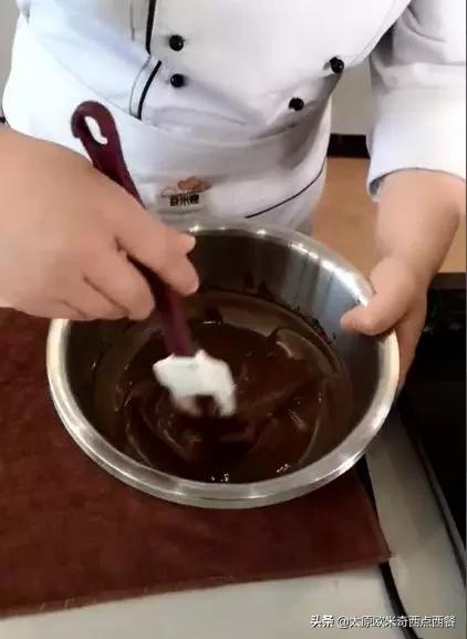 情人节为他做一顿浪漫大餐,情人节巧克力怎么做才显得有心意