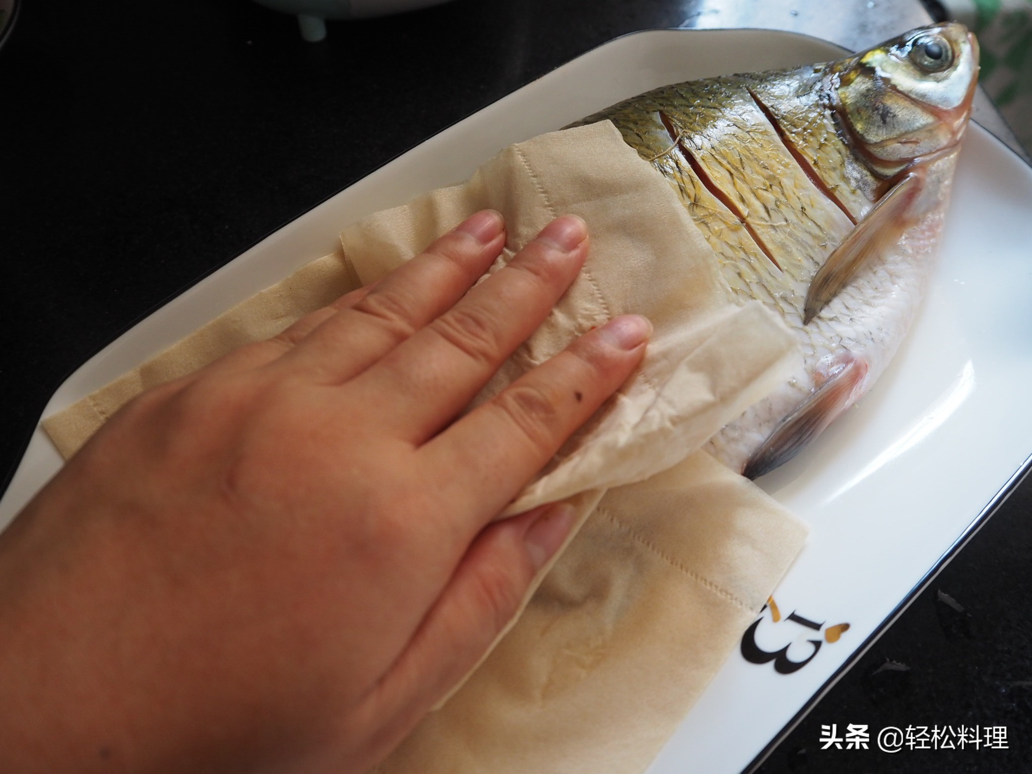 电锅红烧鱼不粘锅不掉皮的方法,红烧鱼怎么做不粘锅不掉皮窍门