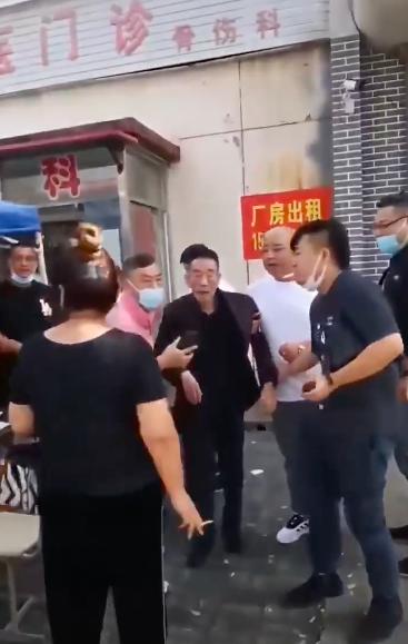 89岁杨少华疑身体不佳，现身骨科医院显消瘦，多人随行走路需搀扶