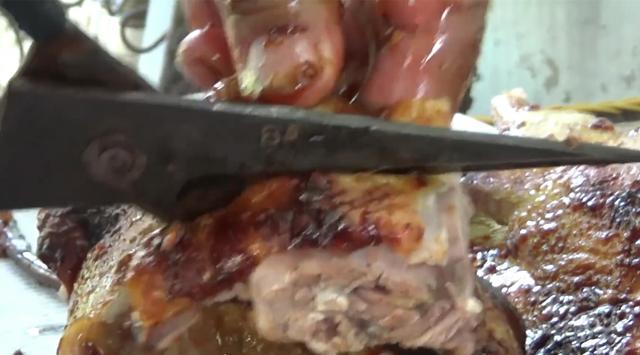 男子野外捉了只5斤的野鸭,这样做着吃,比北京烤鸭还要好吃