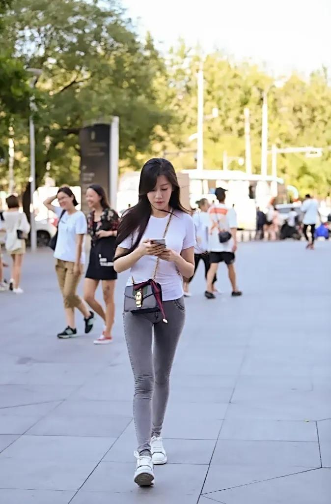 穿牛仔裤的小姐姐腰有多细,好身材牛仔裤小姐姐