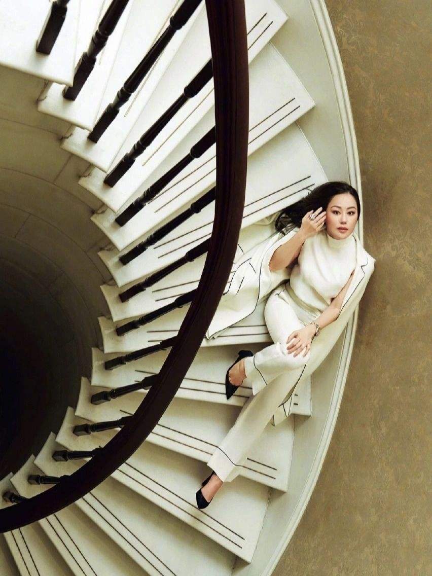 还完2.5亿债务背后，是真“人间富贵花”章小蕙