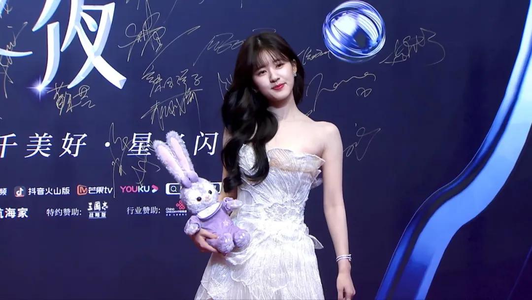 女星红毯撞衫,红毯女星难逃撞衫魔咒