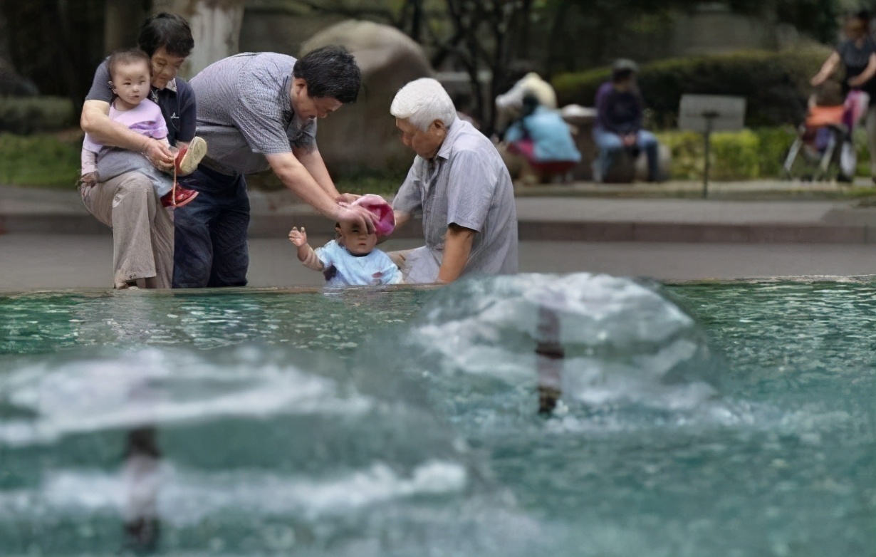 老人对待孙子和外孙子的区别在哪,老人对外孙和孙子一样吗