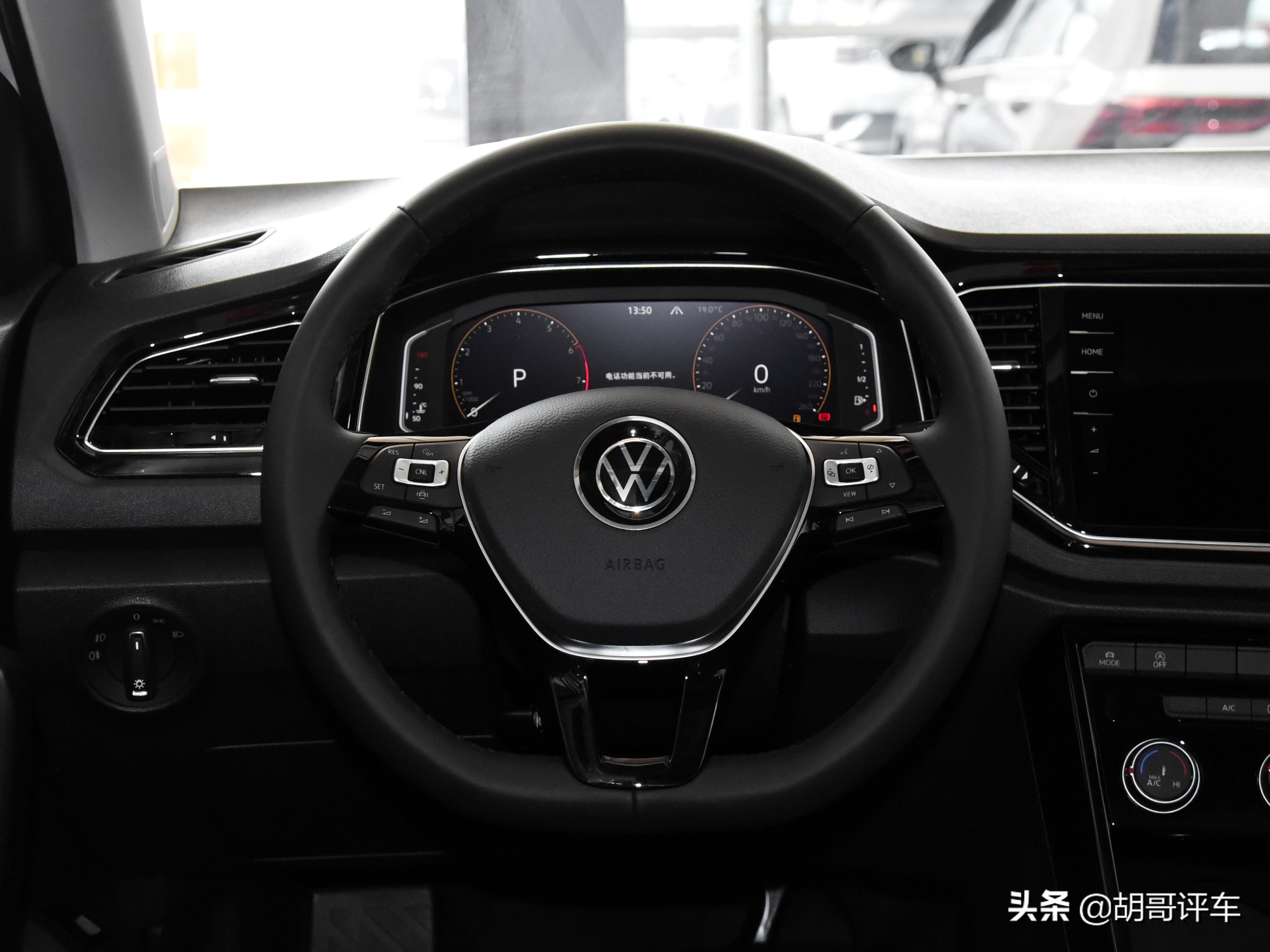 小巧便宜停车方便，合资的自动挡小SUV，5.9L油耗，实拍T-ROC探歌