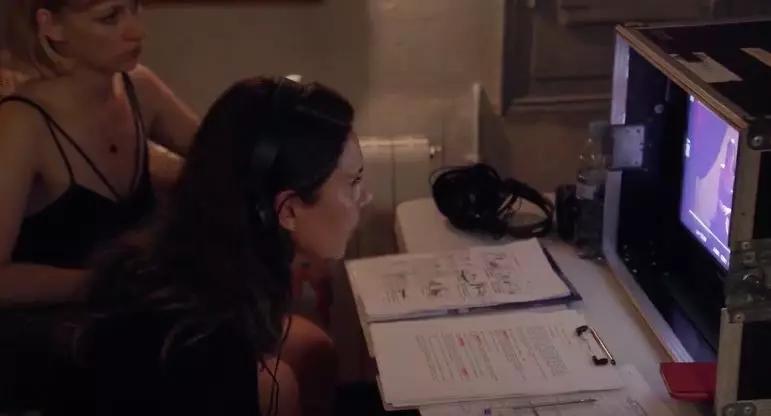 充斥着嗑炮、*艳猎**的外网直播，是情色产业最不起眼的一环