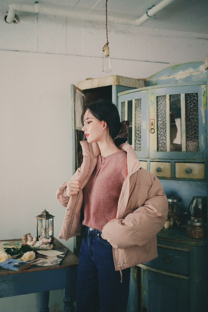 黑色韩版短羽绒服的最佳内搭毛衣,韩系短款羽绒服内打底衫